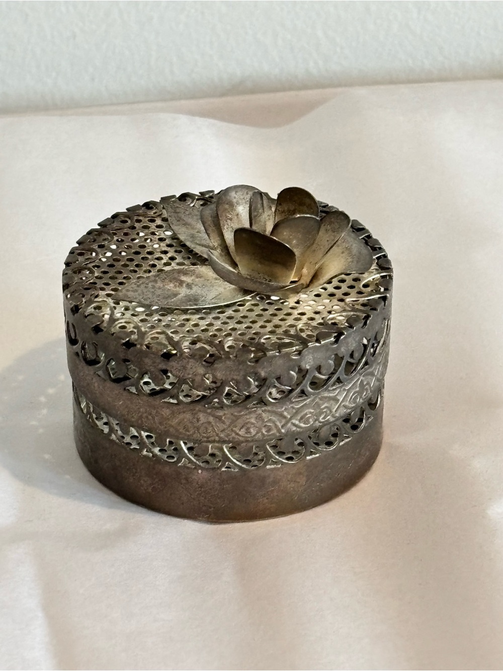 Vintage Victorian style Metal filigree lidded Trinket Box Silver Tone scalloped